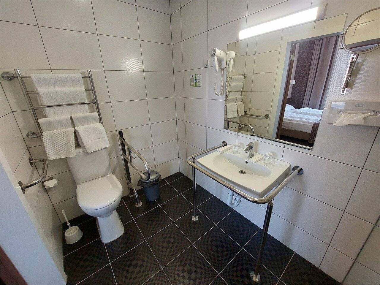 Фотографии номера Номер для людей с ограниченными возможностями в Гостинице Россия Санкт-Петербург